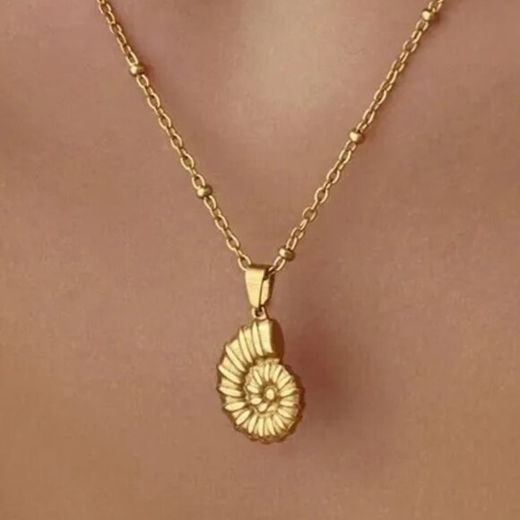 18K GOLD DIPPED CONCH DETAILED DAINTY NECKLACE - Picture 1 of 1